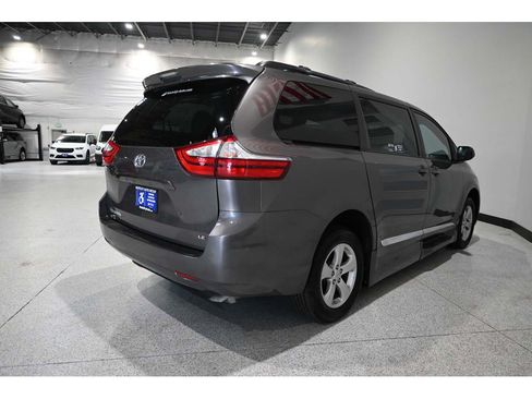 Used 2017 Toyota Sienna LE FWD image 6