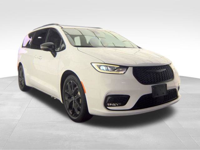 Used 2025 Chrysler Pacifica Limited FWD image 6