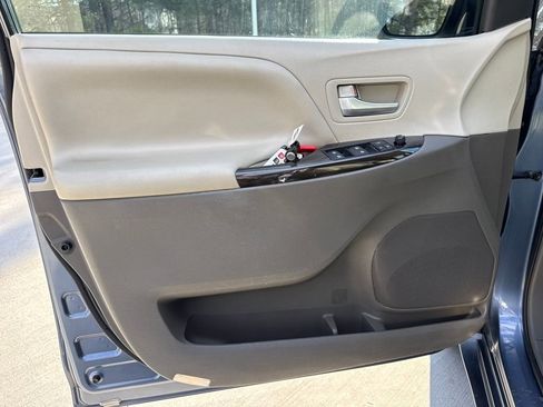 Used 2017 Toyota Sienna XLE image 14