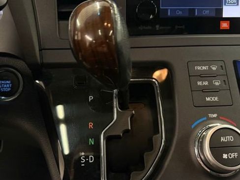 Used 2016 Toyota Sienna Limited Premium image 16