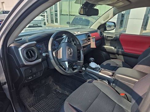 Used 2020 Toyota Tacoma SR5 AWD/4WD image 12