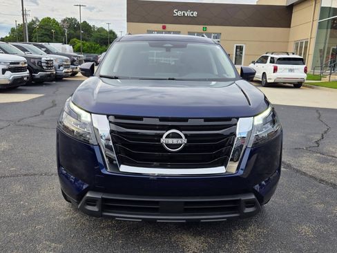 Used 2025 Nissan Pathfinder SV FWD image 2