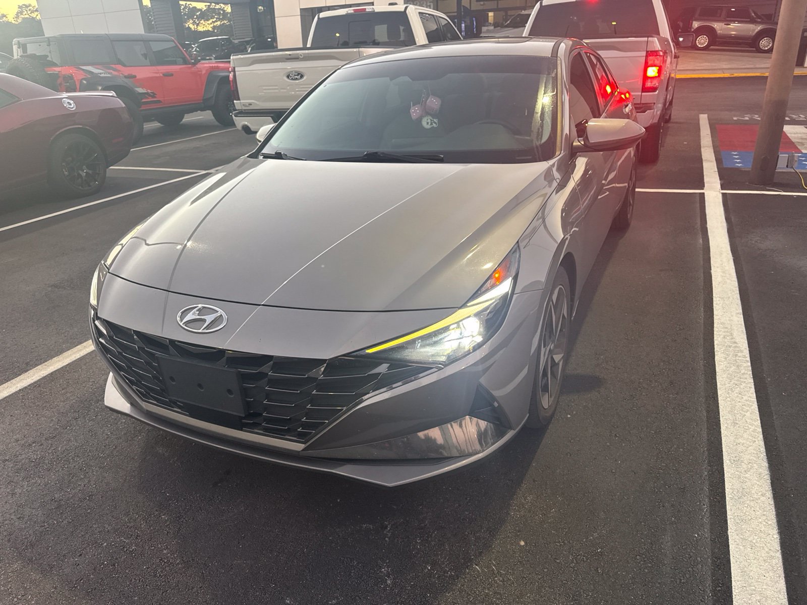 Used 2022 Hyundai Elantra Limited w/ Cargo Package FWD image 2