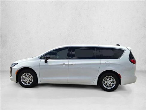 New 2027 Chrysler Pacifica Select FWD image 9