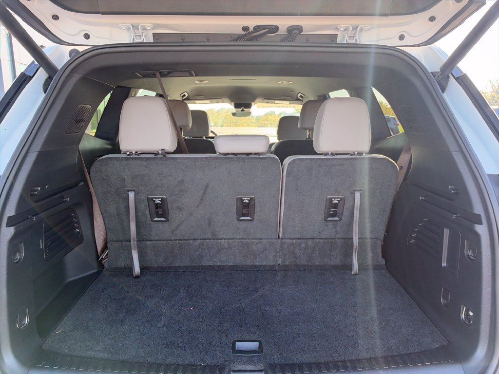 Used 2026 GMC Acadia Elevation w/ Elevation Premium Package FWD image 9
