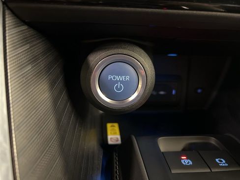 Used 2022 Toyota Venza XLE image 17