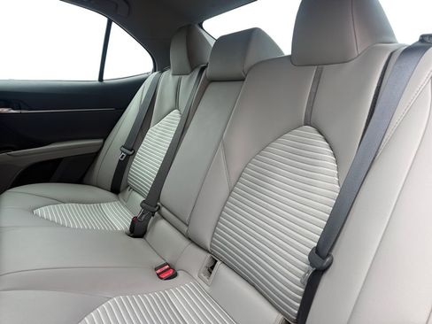 Used 2020 Toyota Camry SE w/ Moonroof Package image 14