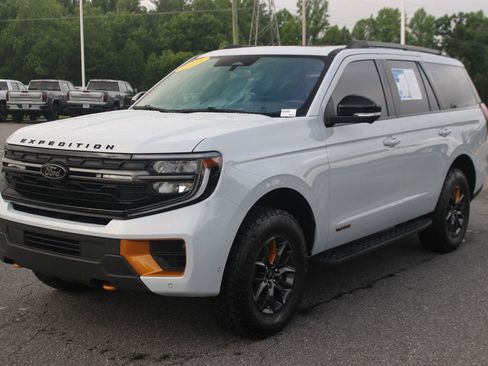 Used 2025 Ford Expedition Tremor AWD/4WD image 3