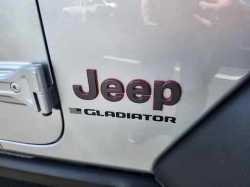 Used 2024 Jeep Gladiator Rubicon w/ Convenience Group AWD/4WD image 12