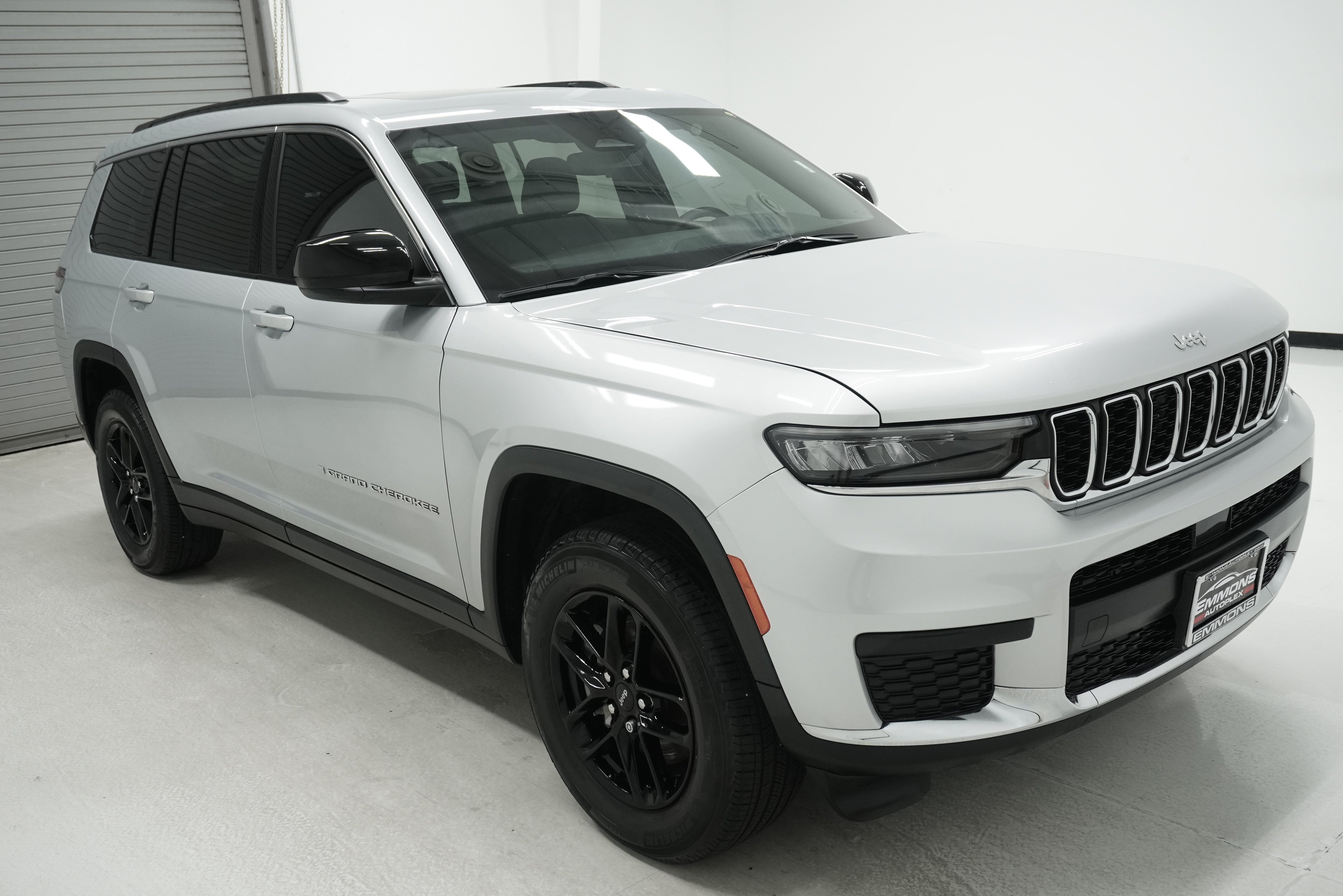 Used 2025 Jeep Grand Cherokee L Laredo w/ Trailer Tow Package RWD image 3