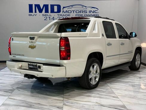 Used 2013 Chevrolet Avalanche LTZ image 6