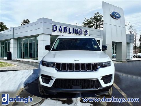 Used 2023 Jeep Grand Cherokee Laredo image 2