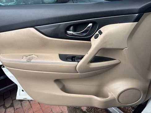 Used 2017 Nissan Rogue SV image 9