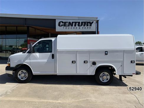 Used 2020 Chevrolet Express 3500 w/ Driver Convenience Package RWD image 4