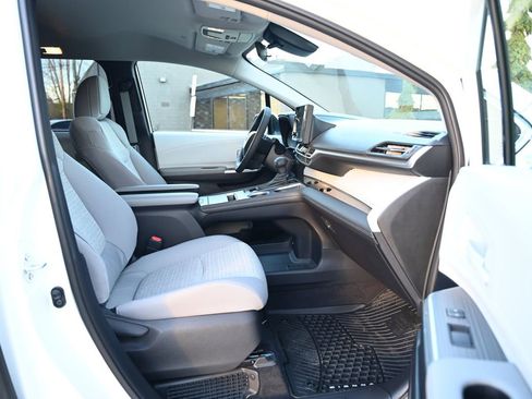 Used 2025 Toyota Sienna LE image 44