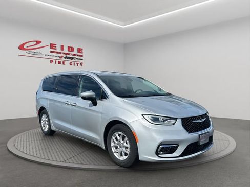 Used 2023 Chrysler Pacifica Touring-L FWD image 12