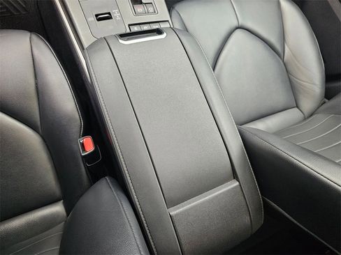 Used 2021 Toyota Highlander XLE image 30