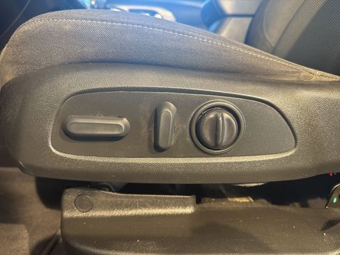 Used 2022 Chevrolet Traverse LT image 23