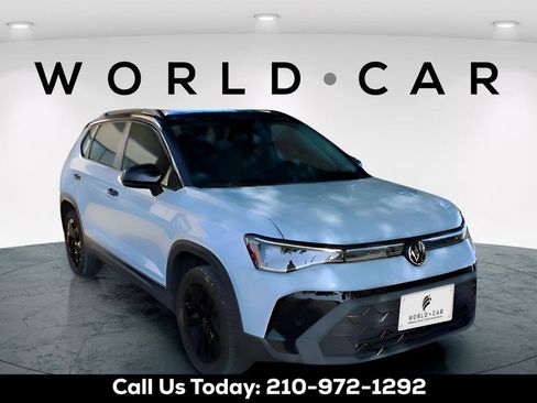 Used 2025 Volkswagen Taos SE image 1
