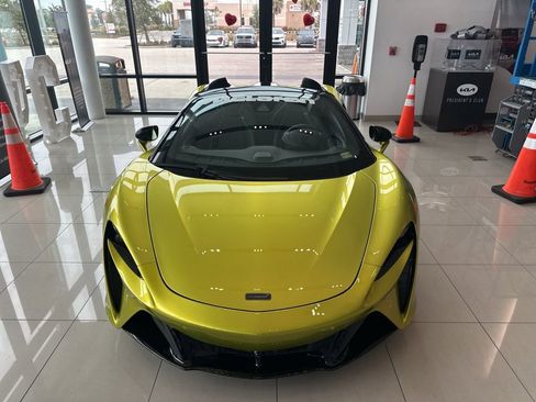 Used 2025 McLaren Artura Spider image 4