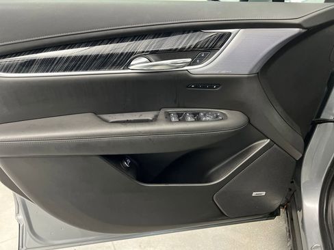 Used 2025 Cadillac XT6 Premium Luxury image 11