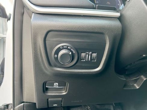 Used 2023 Jeep Grand Cherokee L Altitude image 17