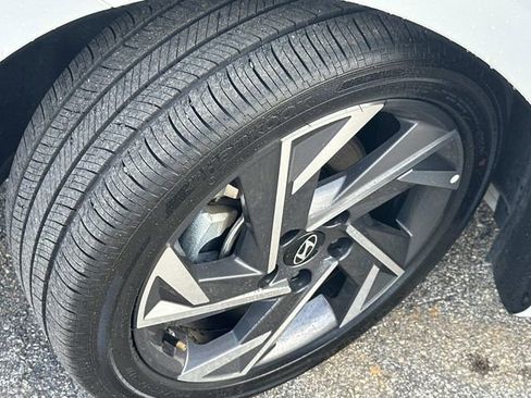 Used 2025 Hyundai Elantra SEL image 14