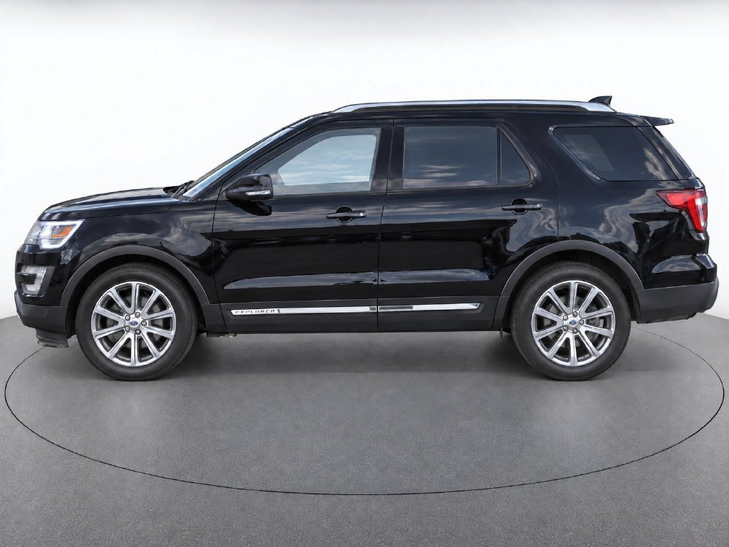 Used 2017 Ford Explorer XLT w/ Equipment Group 202A AWD/4WD image 8