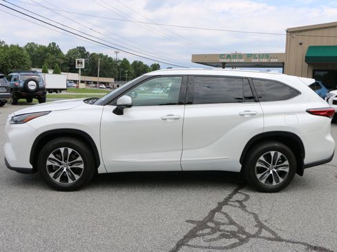 Used 2022 Toyota Highlander XLE AWD/4WD image 2