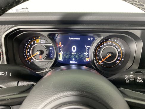 Used 2025 Jeep Wrangler Unlimited Rubicon w/ Convenience Group AWD/4WD image 21