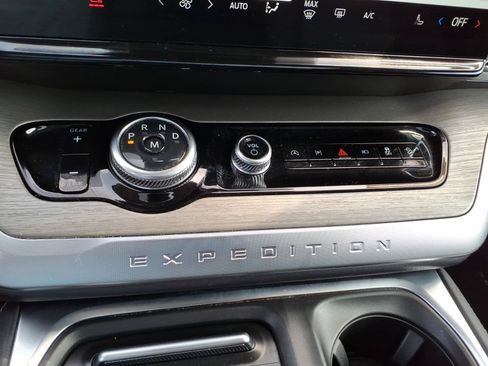 Used 2025 Ford Expedition Platinum AWD/4WD image 16