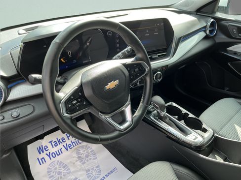 Used 2025 Chevrolet Trax LT w/ LT Convenience Package FWD image 12