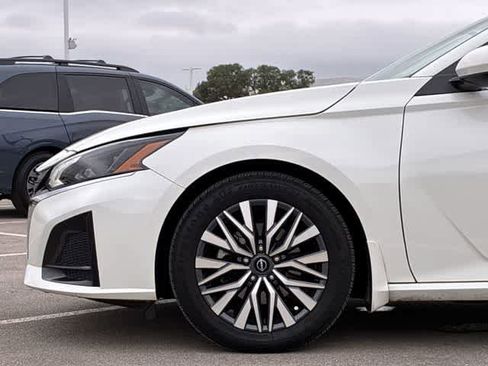 Used 2023 Nissan Altima 2.5 SV FWD image 14