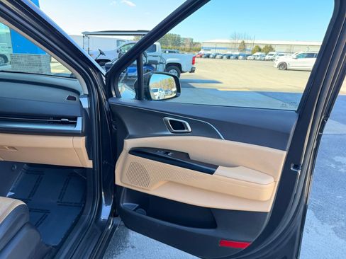 Used 2024 Kia Carnival LX image 23