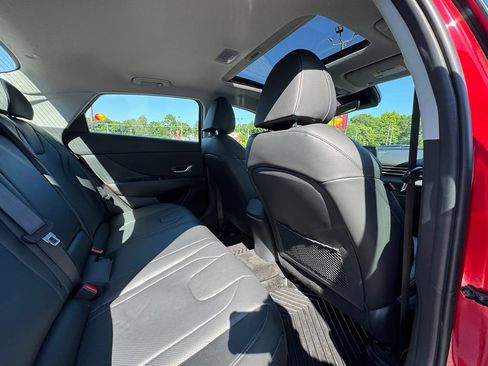 Used 2023 Hyundai Elantra Limited w/ Preferred Accessory Package FWD image 23