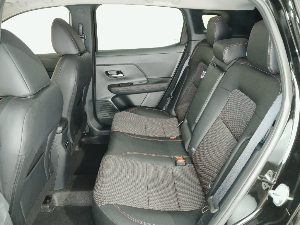 Used 2025 Nissan Kicks SR FWD image 12