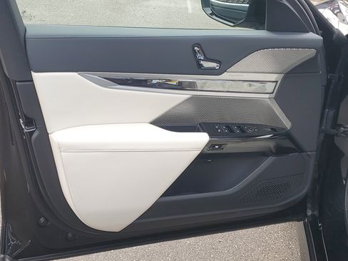 Certified 2023 BMW 760i xDrive w/ Executive Package image 5