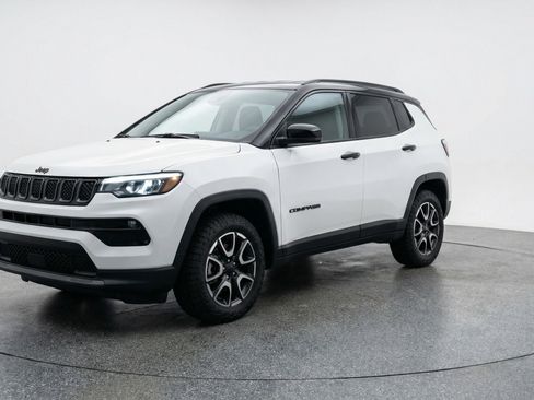 Used 2025 Jeep Compass Trailhawk image 3
