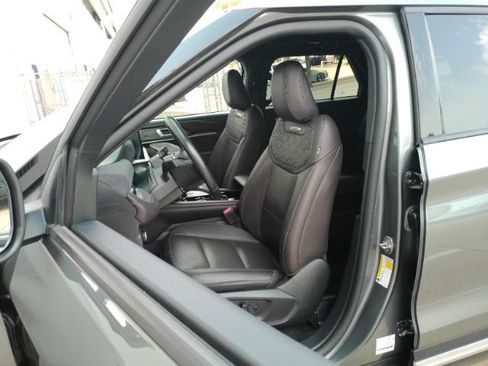 Used 2025 Ford Explorer Platinum w/ LUX Leather Package AWD/4WD image 6