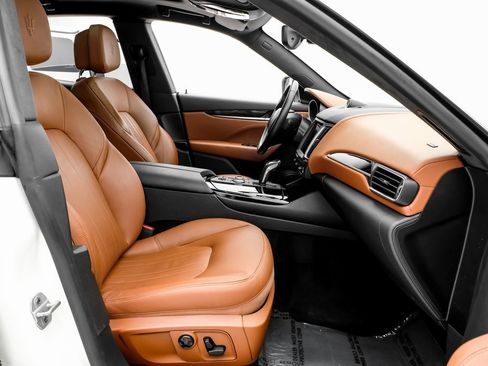 Used 2020 Maserati Levante image 32