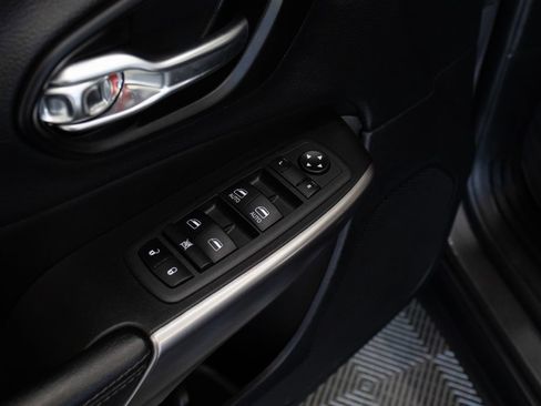 Used 2022 Jeep Cherokee Latitude Lux AWD/4WD image 17