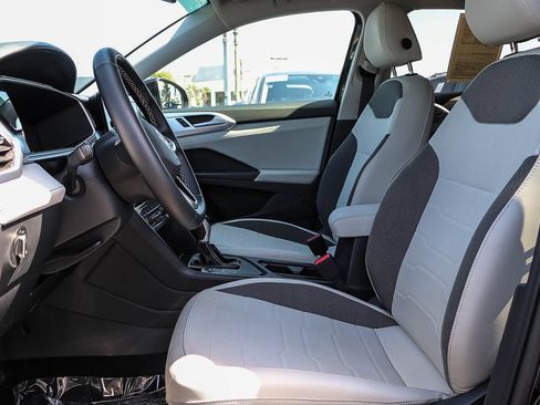 Certified 2025 Volkswagen Taos SE FWD image 18