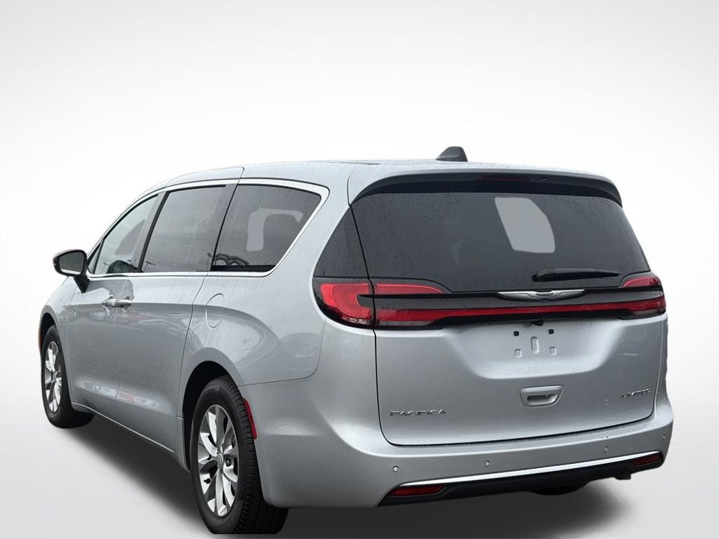 Used 2026 Chrysler Pacifica Limited FWD image 3