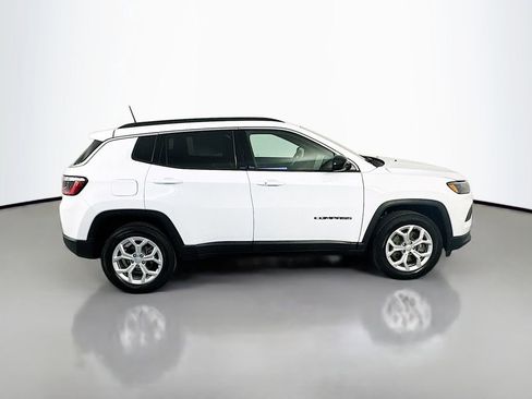 Used 2024 Jeep Compass Latitude image 8