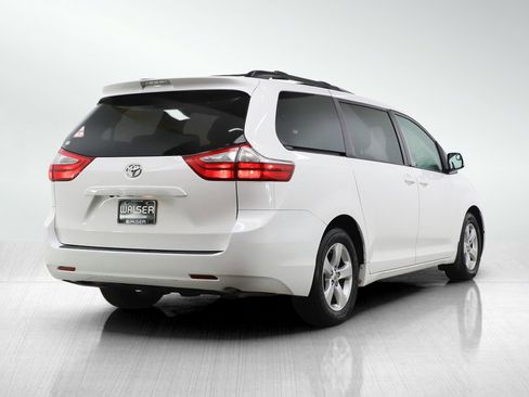 Used 2017 Toyota Sienna LE image 5
