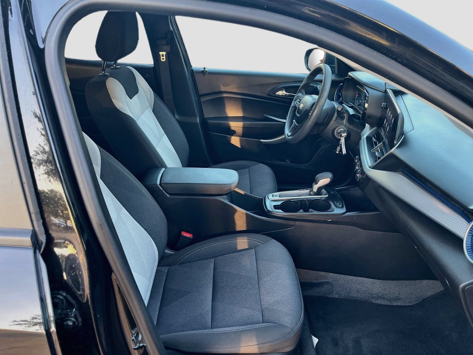 Used 2025 Chevrolet Trax LS FWD image 27