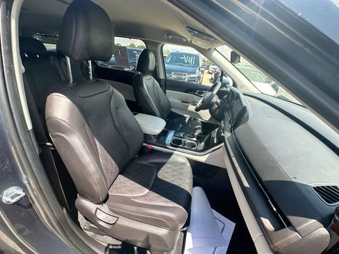 Used 2024 Kia Carnival EX FWD image 30