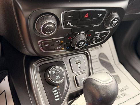 Used 2018 Jeep Compass Trailhawk w/ Leather Interior Group AWD/4WD image 39