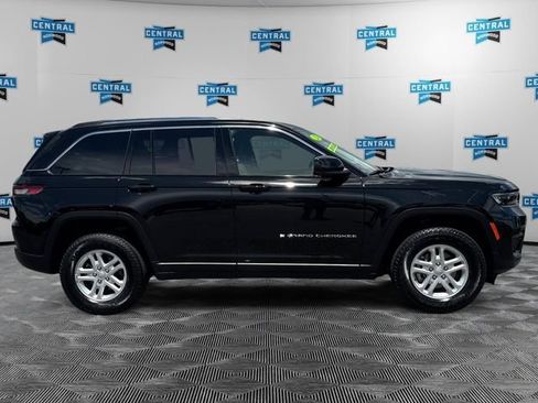 Used 2024 Jeep Grand Cherokee Laredo AWD/4WD image 7