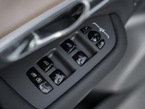 New 2026 Volvo XC90 B6 Plus w/ Protection Package Premier image 38